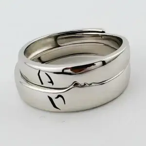 Kiss me ring